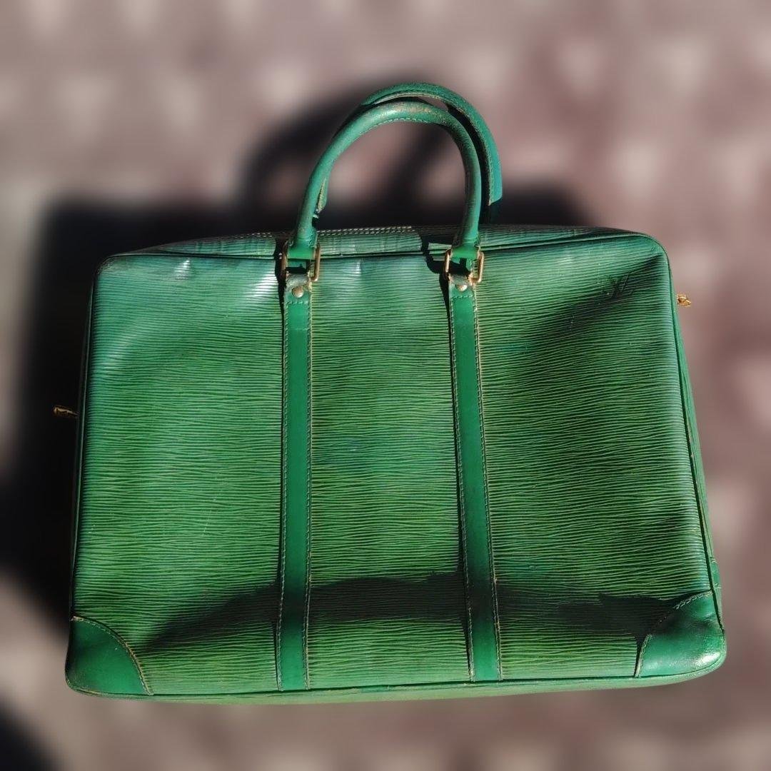 LOUIS VUITTON 廃盤エピ ポルトドキュマン ヴォワヤージュ
