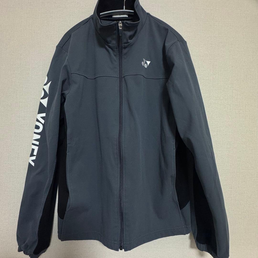 ヨネックス　バドミントンウォームアップウェア　グレー　Mユニ　フィット　腕ロゴ