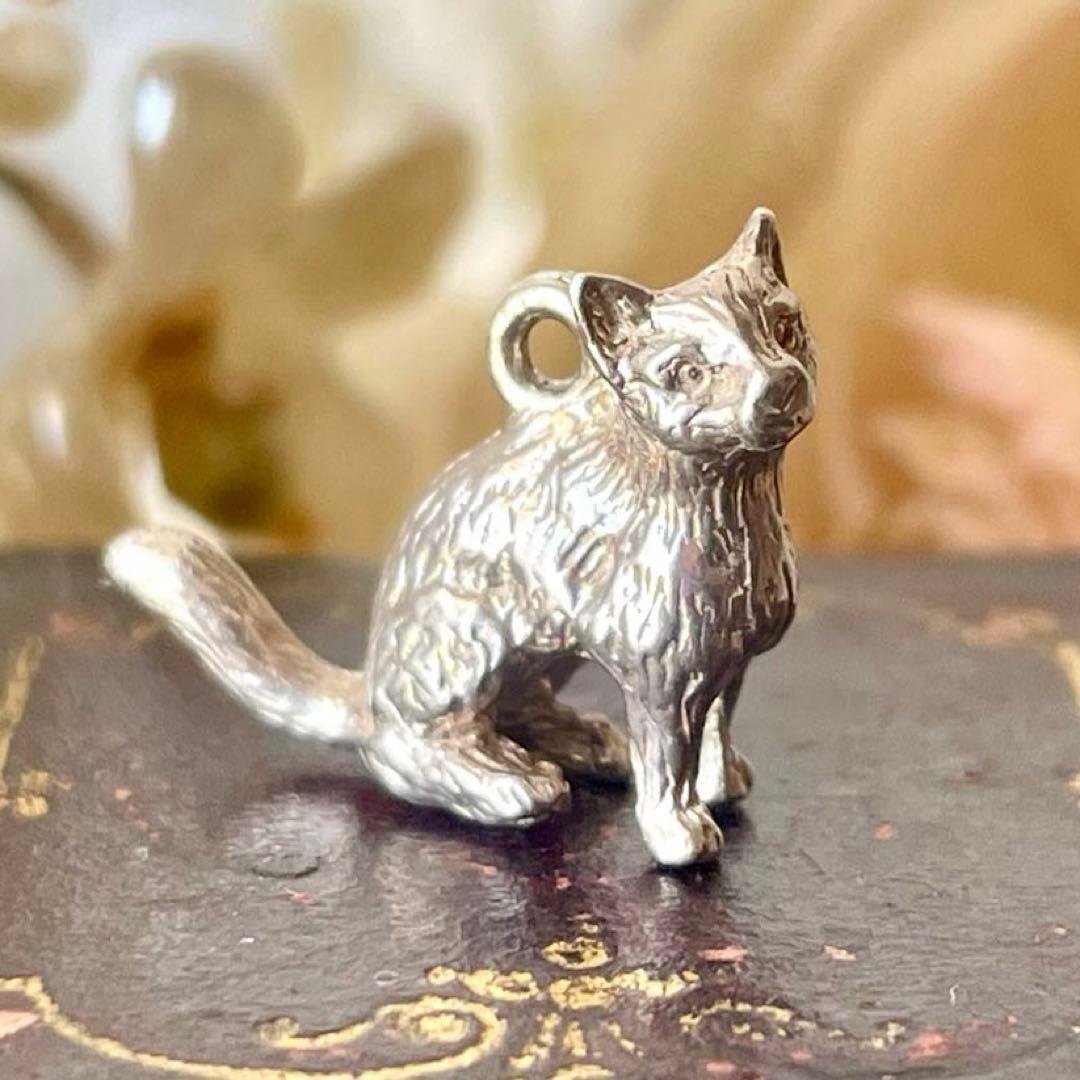 シルバー製猫のチャーム　ペンダントトップ　イギリスヴィンテージ　キャットネコねこ