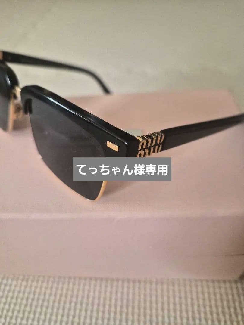 miumiuサングラス　メタルロゴ