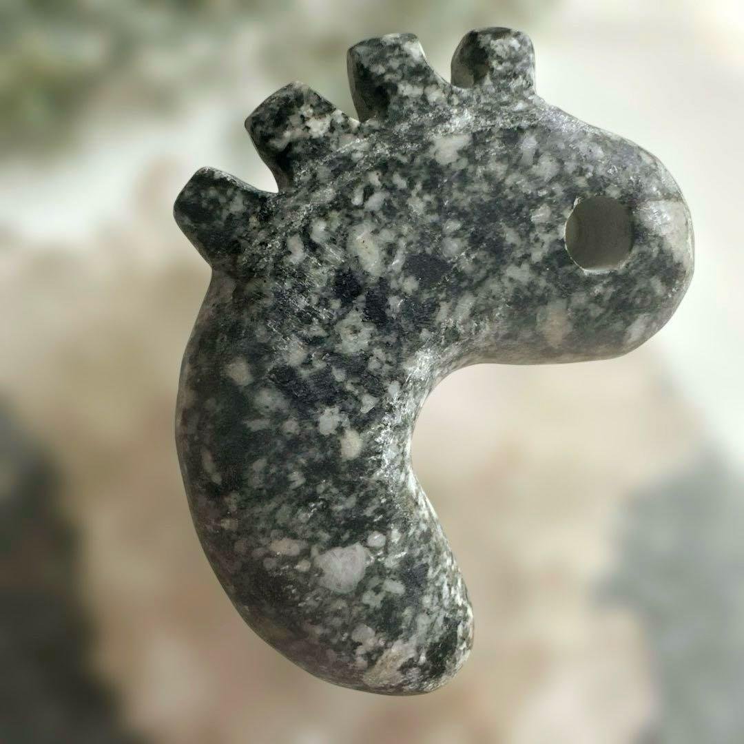 遠野霊石　願いを叶える龍神勾玉(光背)背ビレ切れ込み　獣型勾玉一ノ型